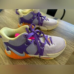 NIKE Big Kid Lebron Witness VII Sneakers
Big Kid- Size 5.5 M 
ORE/COBLT/GRAPE